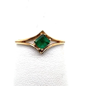 Emerald in Petite Band of 14KYG